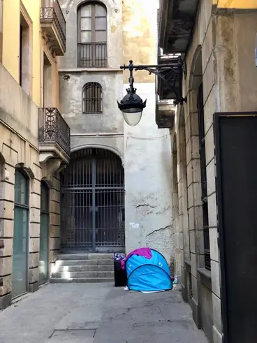 turist in a tent, closer look, Barcelona